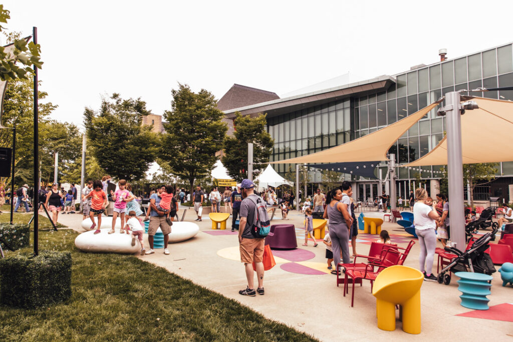 Музика, ігри, знайомства. Як книжкові заходи ненав’язливо долучають гостей до читання